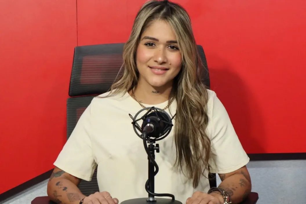 Josita Sánchez sonriendo frente a un micrófono durante una entrevista